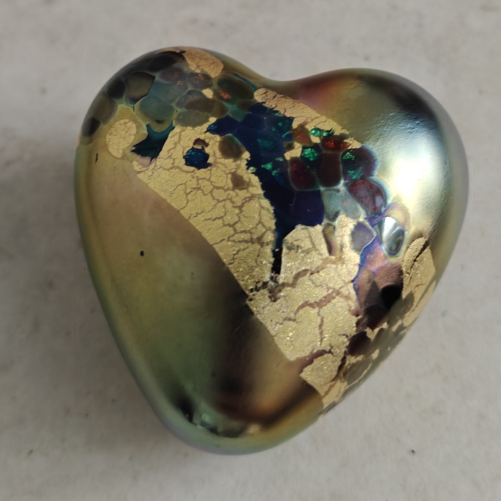 Signed Robert Held Iridescent Heart-Shaped Art Glass Sculpture/ Paperweight - Picture 6 of 14